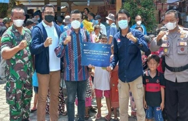 Foto: Penyerahan bantuan dari AXA Mandiri dan AXA kepada Mandiri Amal Insani 