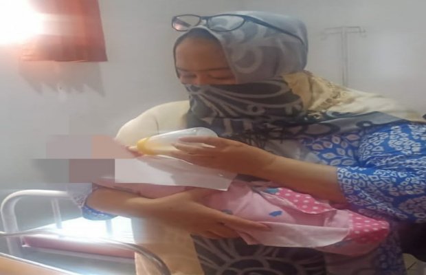 Foto: Seorang perawat sedang menggendong bayi perempuan yang ditemukan di kebun bambu