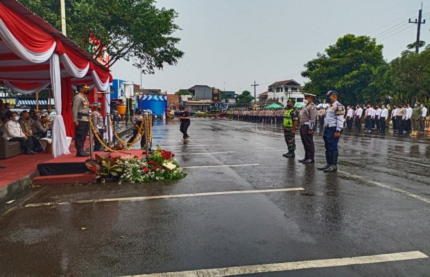 Foto: Kapolres Batu saat memimpin  Apel Gelar Pasukan Operasi Lilin Semeru 2021.