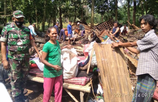 Foto: Bhabinsa bersama warga goyang royong bersihkan rumah Misyani warga Desa Subo Jember