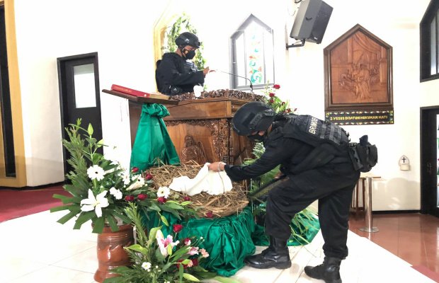 Foto: Polisi Saat Melakukan Sterilisasi Disalah Satu Gereja di Pamekasan