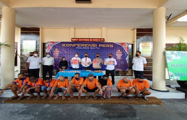 Foto: Kasat Reskrim Polres Batu bersama jajaran saat menunjukkan barang bukti.