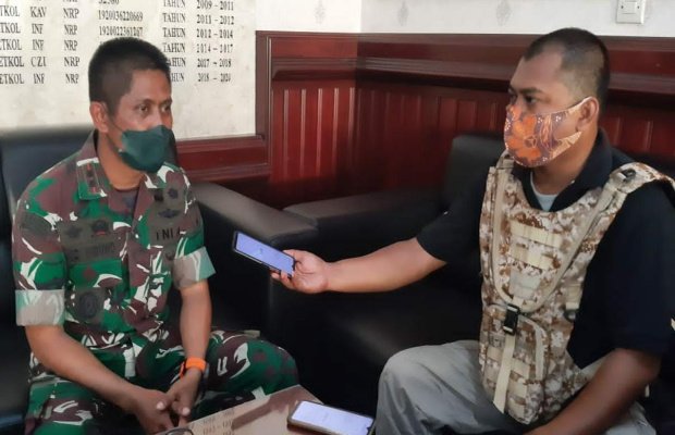 Foto: Dandim 0821 Lumajang Letkol Inf Andi A Wibowo S.Sos M.I.Pol saat diwawancarai awak media.