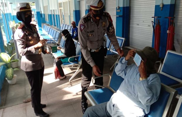 Foto: Kasatlantas Polres Batu saat melaksanakan sosialisasi tertib berlalu lintas bagi pengemudi di Terminal Batu