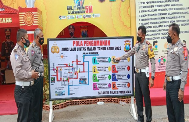 Foto: Kasat Lantas Polres Pamekasan, AKP. Deddy Eka Aprianto Saat Tunjukan Rekayasa Lalin