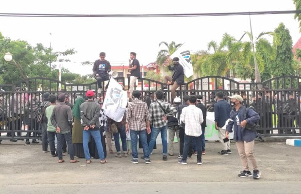 Foto: Sejumlah massa aksi saat melakukan demontrasi ke kantor Pemkab Sumenep