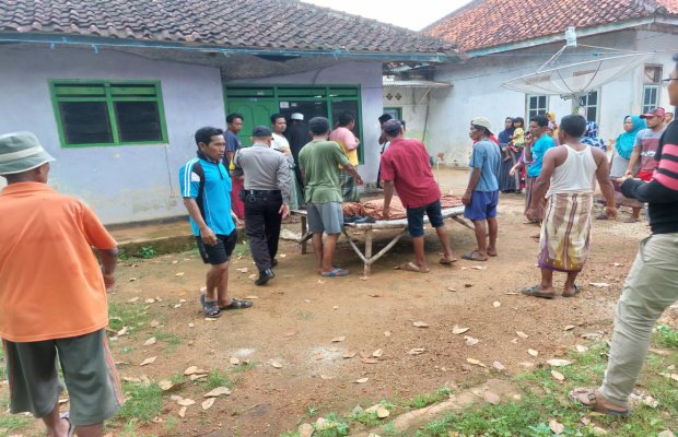Foto: Korban saat dievakuasi ke rumah duka