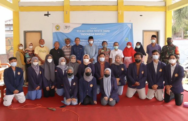 Foto : Belasan Mahasiswa UTM saat melakukan KKN di Desa Gili Timur, Kamal, Bangkalan. 