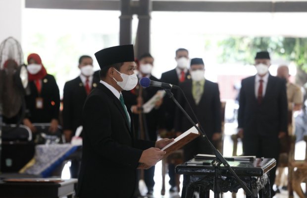 Foto: Bupati Lumajang Thoriqul Haq, saat melantik dan mengambil sumpah
