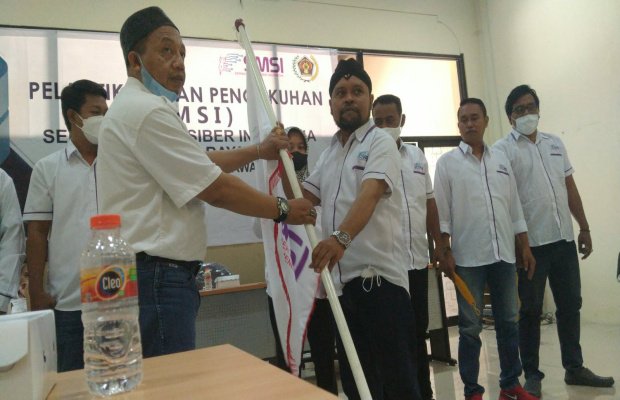 Foto: Penyeraha pataka oleh Ketua SMSI Jawa Timur Kepada Ketua SMSI Sumenep