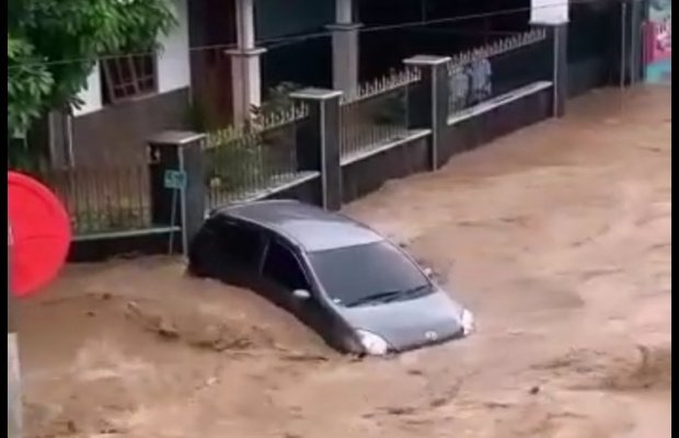 Foto: Mobil warga terbawa arus banjir