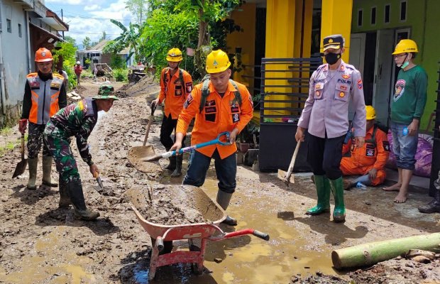 Foto: Kapolres Jember Tinjau Langsung dan tangani Korban Banjir