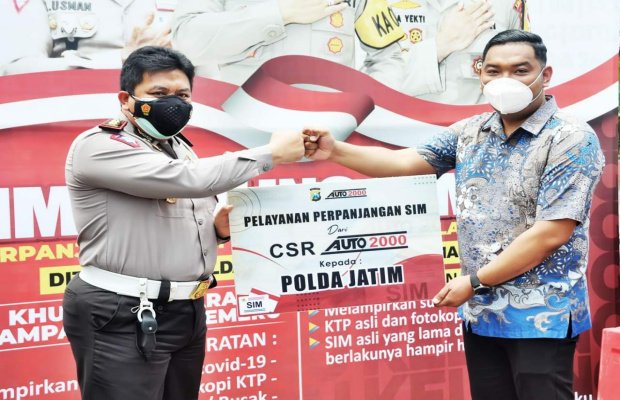 Foto : Wadir Lantas Polda Jatim AKBP Didit Bambang Wibowo( kiri ), Ketua Cabang Auto2000 Probolinggo Lumajang Radityo Wicaksono ( kanan ).