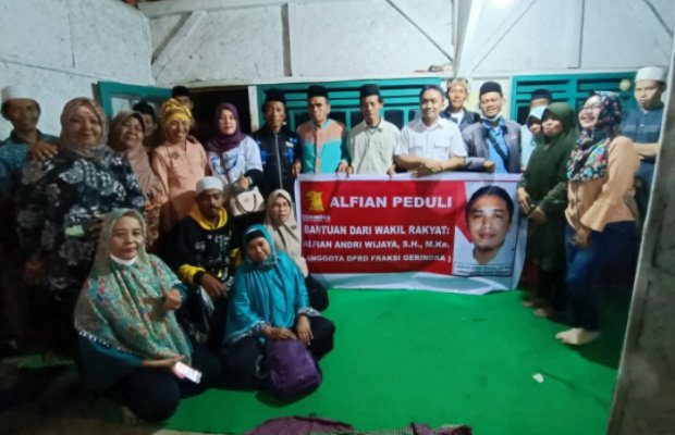 Foto: Berikan bantuan sembako kepada korban banjir