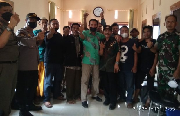 Foto : Jajaran Muspika, kades terpilih bersama warga pemdes jatian