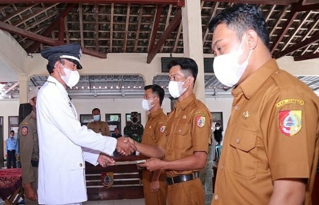 Foto:  Pengambilan sumpah jabatan dan pelantikan Perangkat yang bertempat di Pandopo Desa Sidomukti