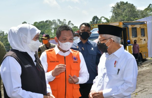Foto : Wakil Presiden RI KH. Ma'rif Amin (kanan)