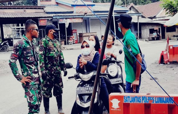 Foto : petugas berjaga di jalur menuju geladak perak