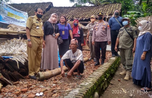 Foto : Jajara Muspika bersama Bank BRI kota Jember serahkan bantuan kepada warga yang terdampak bencana anging puting beliung.