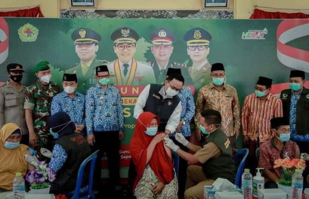 Foto : Bupati Pamekasan, Baddrut Tamam Saat Launching Vaksinasi Berhadiah  