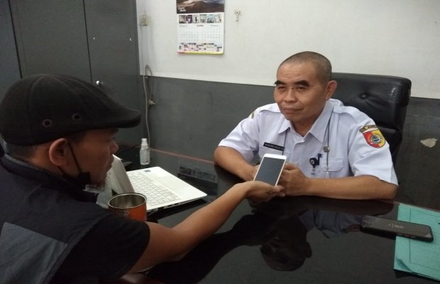 Foto: Kepala Bidang Pemerintahan Desa Dispemades, Nunung Agus, A saat di konfirmasi awak media di ruangannya