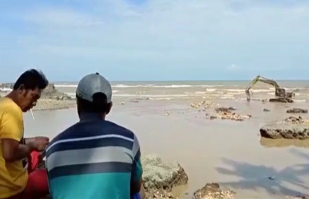 Foto: Pengerukan terumbu karang di pesisir pantai Pasean