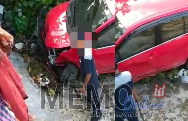 Foto : Mobil terjun ke pantai di Desa Taddan Camplong.