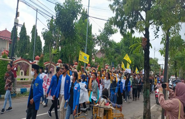 Foto: Aktivis PMII PGRI Sumenep saat bergerak menuju kantor Pemkab
