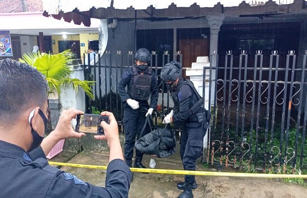 Foto : Tim Jihandak Polda Jatim Saat Evakuasi Benda Mirip Granat Dari TKP