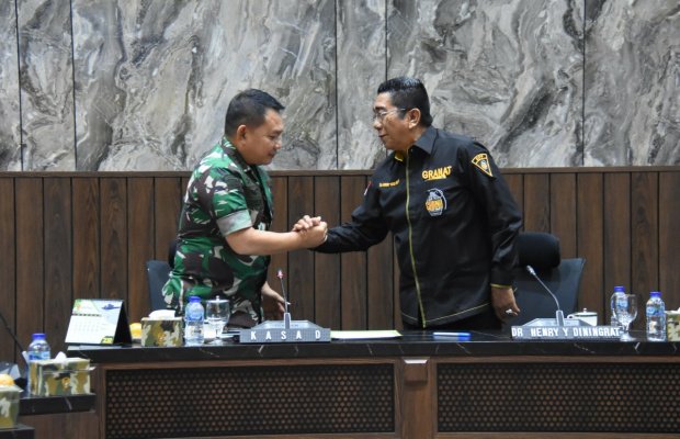 Foto: Kasad Dudung bersama Henry Yosodiningrat