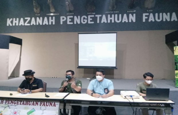 Foto: Mahasiswa Binus Malang bersama Jatim Park Group saat jumpa pers di Museum Satwa Jatim Park 2 Kota Batu.