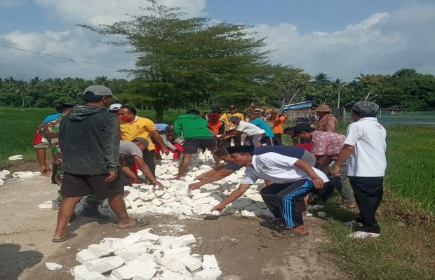 Foto: Warga dua desa bergotong royong memperbaiki jalan PUD rusak