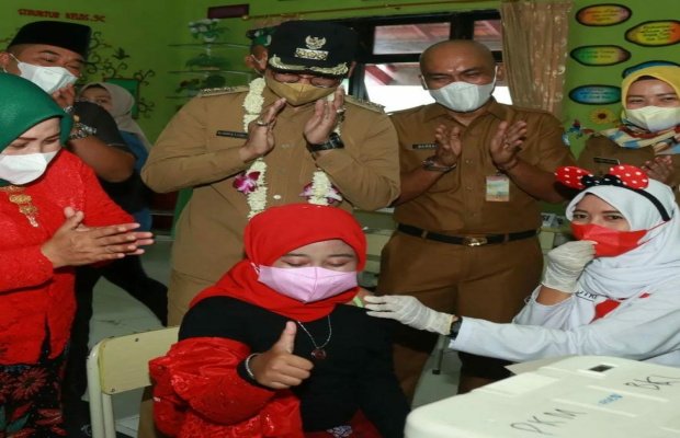 Foto : Bupati Bangkalan, R Abdul Latif Amin Imron bersama Kadisdik Bangkalan, Bambang Budi Mustika saat meninjau Vaksinasi di SDN Kemayoran 1 Bangkalan, Selasa (25/1/2022). 