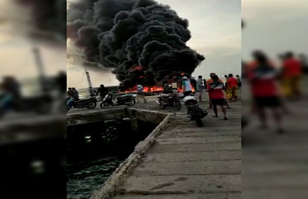 Foto: Perahu pengangkut BBM terbakar 
