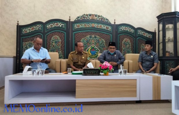   Foto : Ketua DPRD Kabupaten Pamekasan, Fathorrahman Saat Menerima Asisten 1, Sigit  Priyono. 