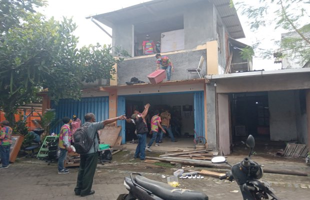  Foto : Suasana saat pelaksanaan eksekusi pengosongan rumah Mulyanto.
