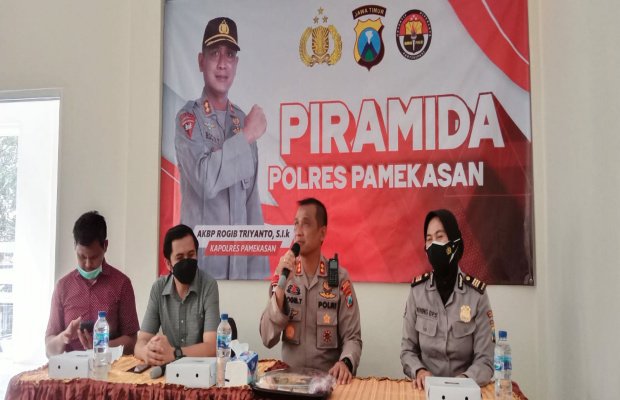 Foto: Kapolres Pamekasan Saat Berikan Sambutan Didampingi Kasat Reskrim dan Kasubbag Humas