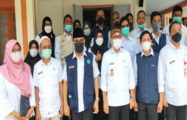 Foto: Bupati Pamekasan, Baddrut Tamam Saat Kunjungan Ke Dinas DPRKP dan Dinas PUPR