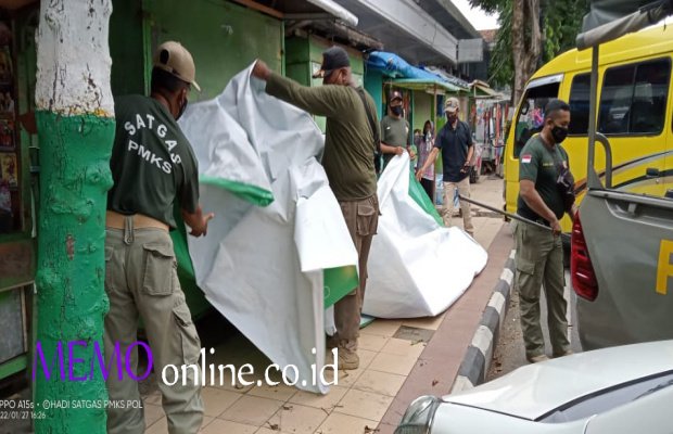   Foto : Petugas Satpol PP Pamekasan Saat Menertibkan Baliho Yang Melanggar.