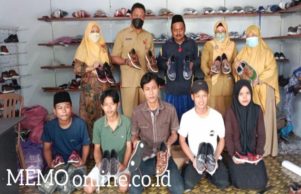   Foto : Kepala Inspektorat Bersama Ibu dan Rombongan di lokasi Produksi Sepatu Batik
