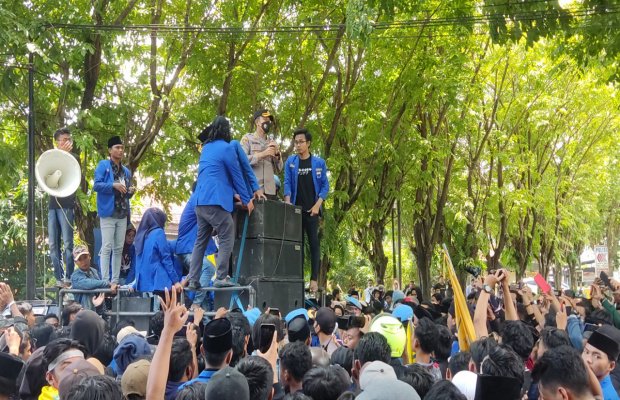  Foto : Aktivis PMII saat melakukan aksi unjuk rasa.
