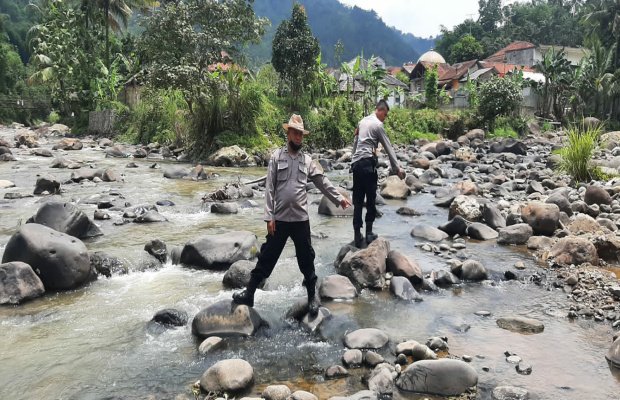 Foto: Polsek Nanggung saat melakukan penyelidikan