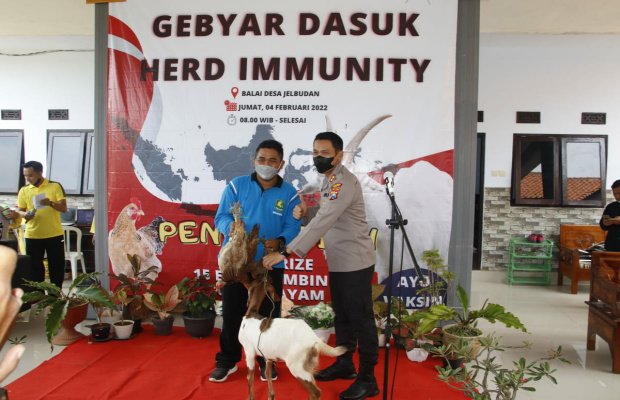 Foto: Penyerahan Hadiah Kambing bagi pemenang gebyar vaksin covid 19