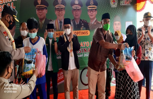 Foto: Bupati Pamekasan H. Badrut Tamam (tengah) menyaksikan pemberian hadiah kepada peserta vaksinasi massal