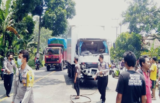 Foto : petugas Satlantas Polres Lumajang melakukan oleh TKP dan evakuasi, hindari kemacetan