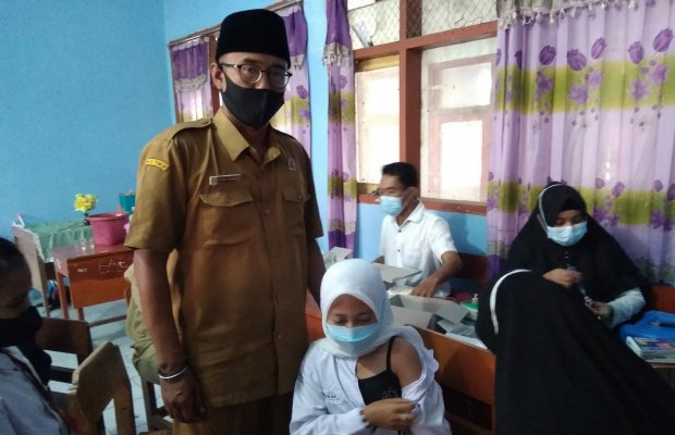 Foto: Pemdes Sukorejo dampaingi vaksinasi yang bertempat di SDN 1 Dikecamatan Sukowono