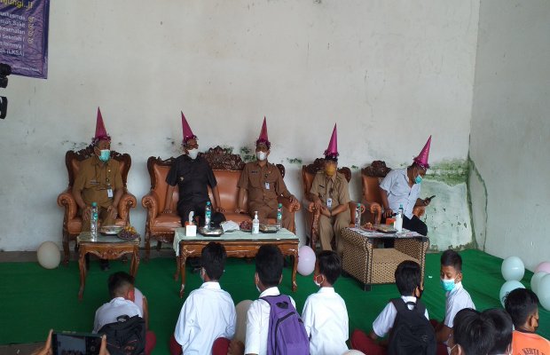 Foto : Bupati Sumenep Achmad Fauzi (dua dari kiri) saat menghadiri Gebyar Vaksinasi Anak usia 6-11 tahun di Balai Desa Kerta Timur, Kecamatan Dasuk