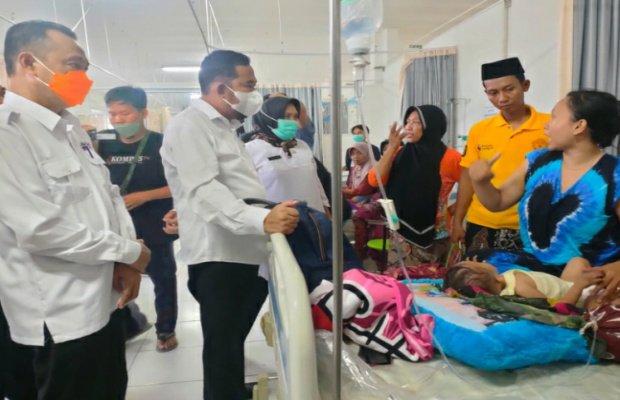 Foto: Bupati Sumenep saat mengunjungi pasien dan keluarganya di RSUD dr. H. Moh. Anwar