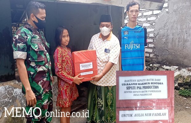 Foto: Fathor Rahman Saat Berikan Tiga Pasang Sepatu Batik Kepada Aulia