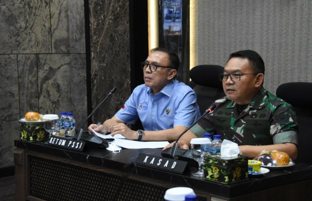 Foto: Kasad Dudung bersama Ketum PSSI Mochamad Iriawan